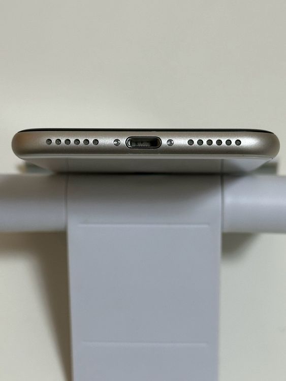 ������ �Хåƥ꡼86% SIM�ե꡼ iPhoneSE ��3���� 64GB �������饤��