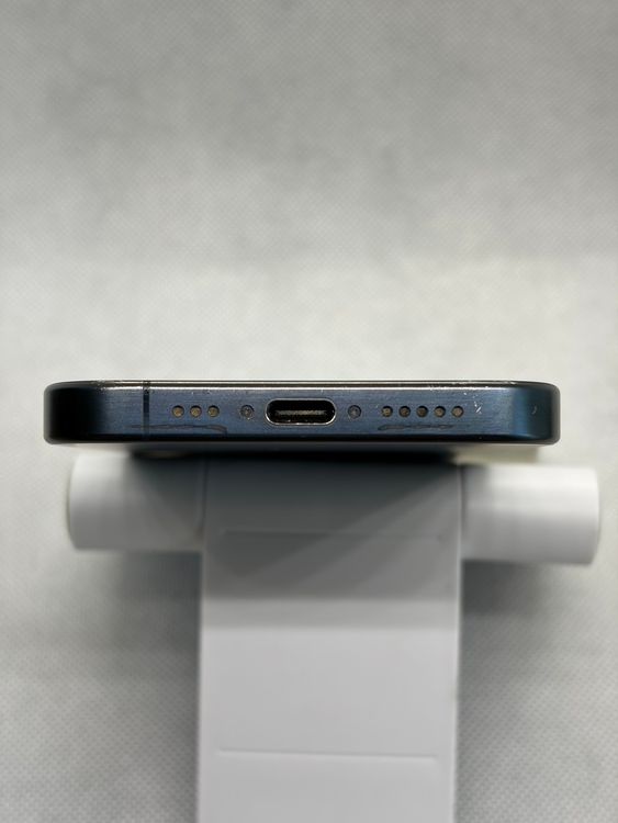 ���Хåƥ꡼87% SIM�ե꡼ iPhone15Pro 128GB �֥롼