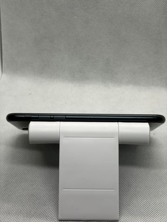 ��SIM�ե꡼ iPhoneSE ��3���� 64GB �ߥåɥʥ��� �Хåƥ꡼80%