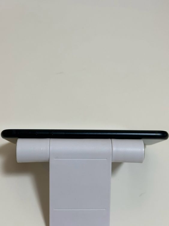 ������Ʊ�� SIM�ե꡼ iPhoneSE ��3���� 64GB �ߥåɥʥ���