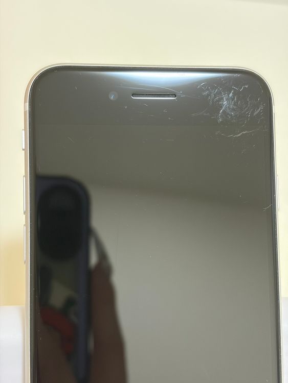 ���Хåƥ꡼82% SIM�ե꡼ iPhoneSE ��2���� 64GB �ۥ磻��