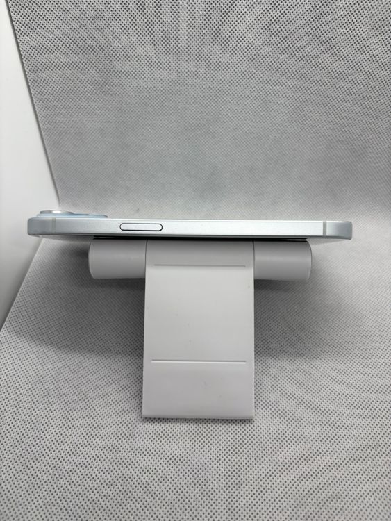 ���Хåƥ꡼88% SIM�ե꡼ iPhone15 256GB �֥롼