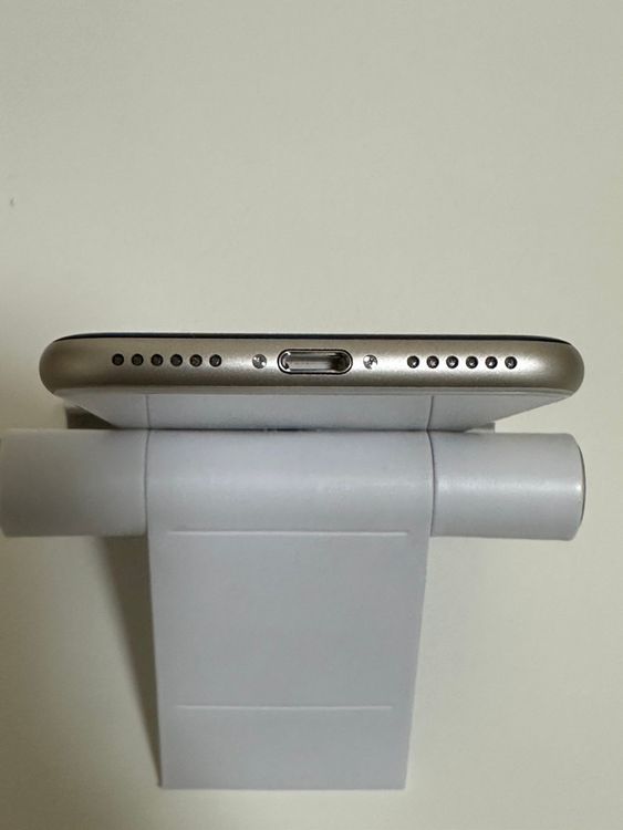 ���Хåƥ꡼100% SIM�ե꡼ iPhoneSE ��3���� 64GB �������饤��