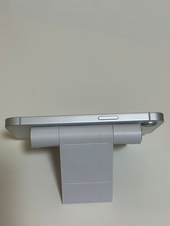 ������Ʊ�� �Хåƥ꡼100% SIM�ե꡼ iPhone16e 256GB �ۥ磻��