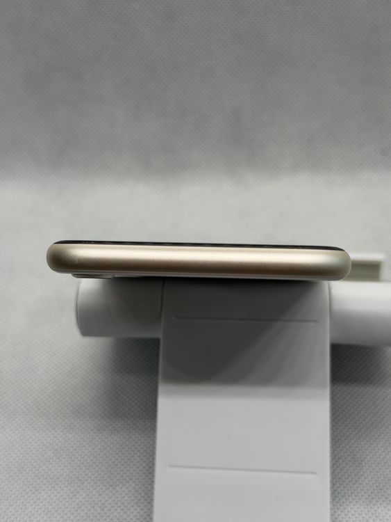 ������ SIM�ե꡼ iPhoneSE ��3���� 64GB �������饤��