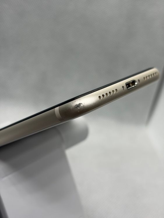 ���Хåƥ꡼85% SIM�ե꡼ iPhoneSE ��3���� 64GB �������饤��