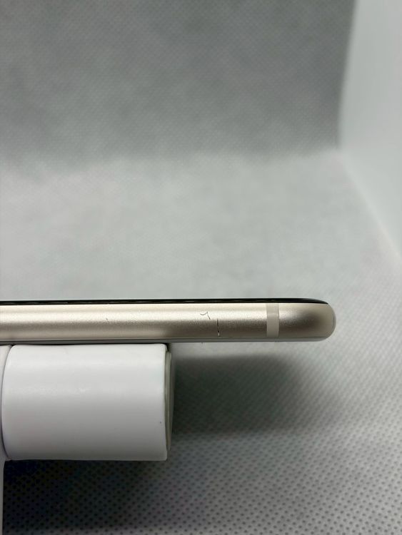 ���Хåƥ꡼82% SIM�ե꡼ iPhoneSE ��3���� 64GB �������饤��