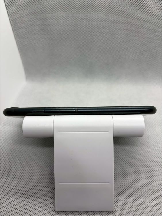 ��SIM�ե꡼ iPhoneSE ��3���� 128GB �ߥåɥʥ��� �Хåƥ꡼86%