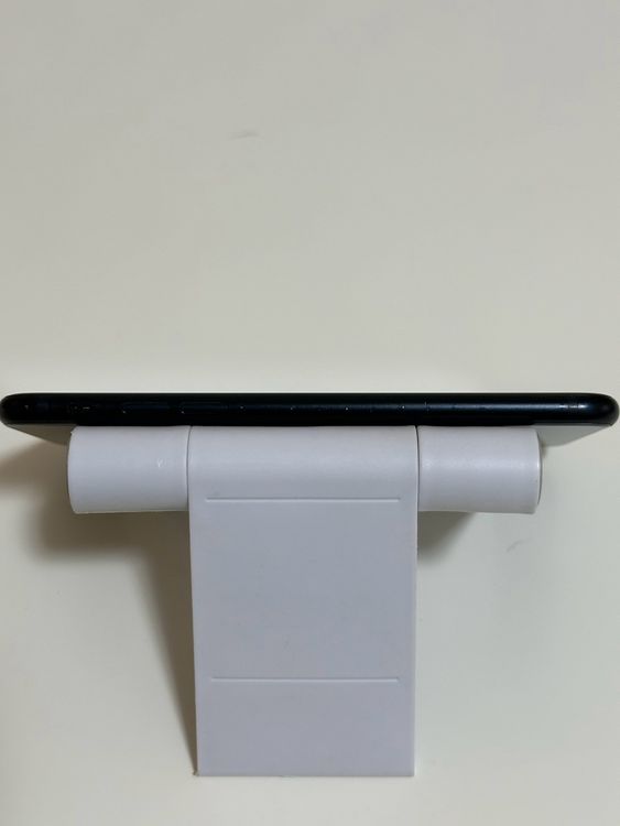���Хåƥ꡼84% SIM�ե꡼ iPhoneSE ��3���� 64GB �ߥåɥʥ���