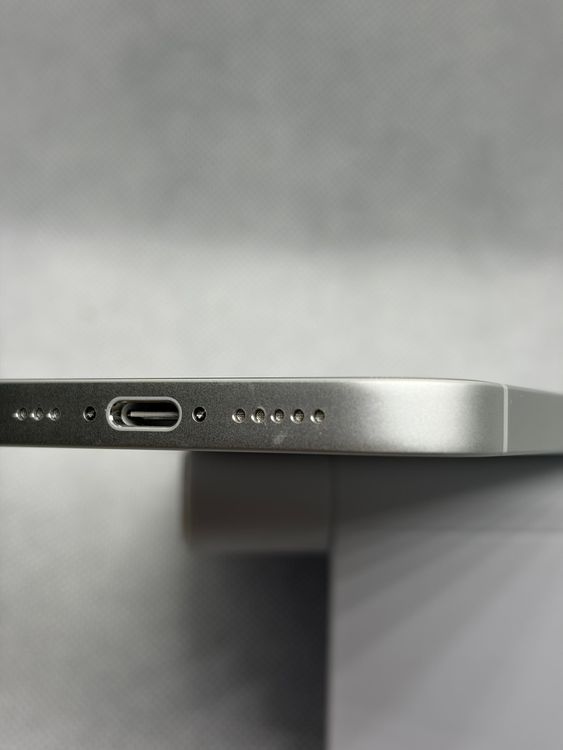 ���Хåƥ꡼100% SIM�ե꡼ iPhone16e 128GB �ۥ磻��