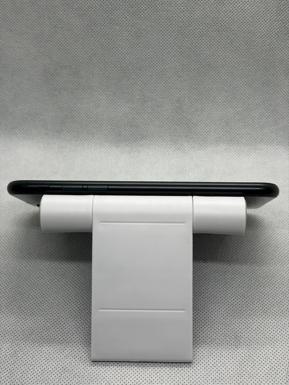 ��SIM�ե꡼ iPhoneSE ��3���� 128GB �ߥåɥʥ��� �Хåƥ꡼80%