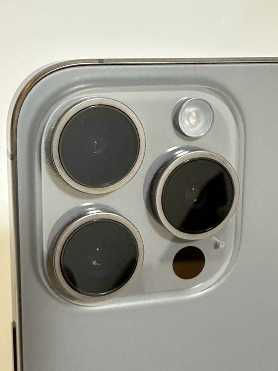 ���Хåƥ꡼80% SIM�ե꡼ iPhone15Pro 512GB �ʥ���������˥���