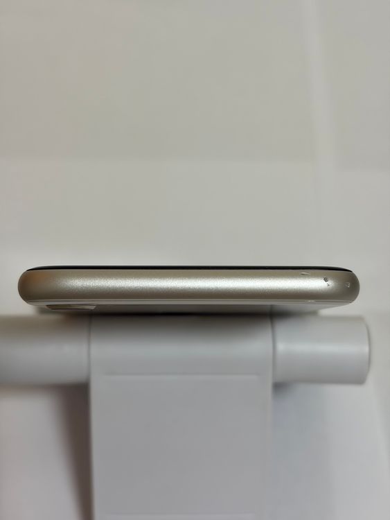���Хåƥ꡼91% SIM�ե꡼ iPhoneSE ��3���� 64GB �������饤��