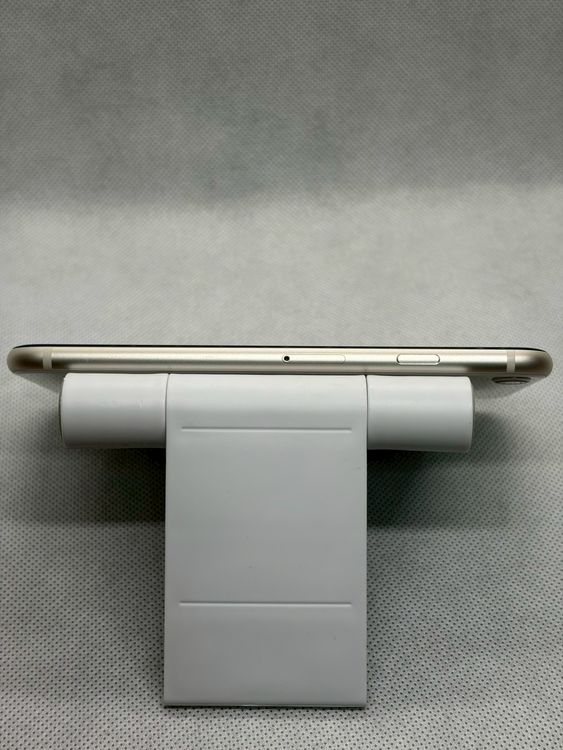 ������ SIM�ե꡼ iPhoneSE ��3���� 64GB �������饤�� �Хåƥ꡼81%