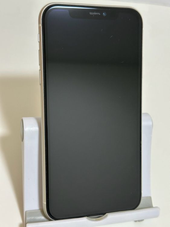���Хåƥ꡼84% SIM�ե꡼ iPhone11 128GB �ۥ磻��