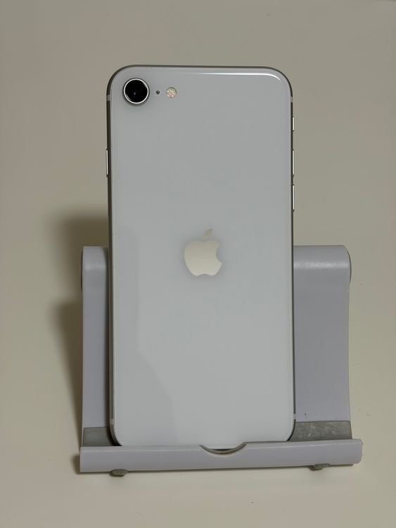 ���Хåƥ꡼83% SIM�ե꡼ iPhoneSE ��2���� 64GB �ۥ磻��