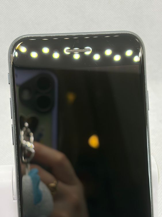 ��SIM�ե꡼ iPhoneSE ��3���� 128GB �ߥåɥʥ��� �Хåƥ꡼80%