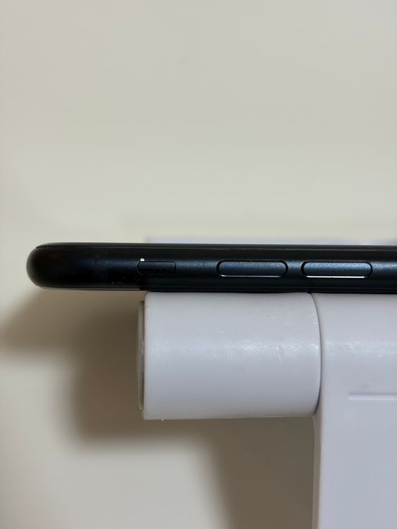 ���Хåƥ꡼88% Ķ���� SIM�ե꡼ iPhoneSE ��3���� 64GB �ߥåɥʥ���