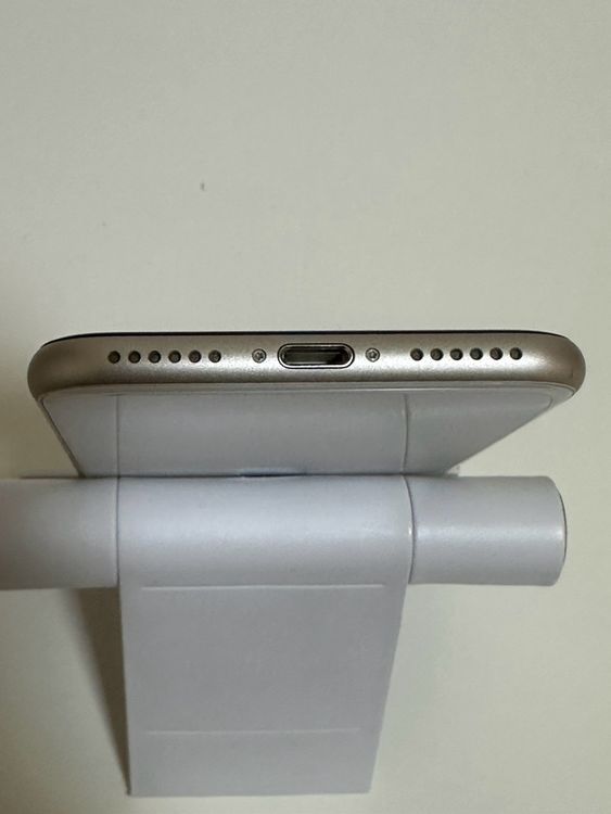 ���Хåƥ꡼81% SIM�ե꡼ iPhoneSE ��3���� 64GB �������饤��