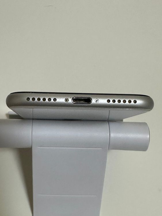 ������ SIM�ե꡼ iPhoneSE ��2���� 64GB �ۥ磻��