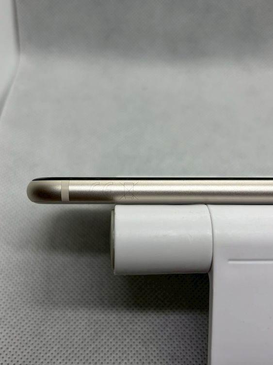 ���Хåƥ꡼85% ������SIM�ե꡼ iPhoneSE ��3���� 256GB �������饤��