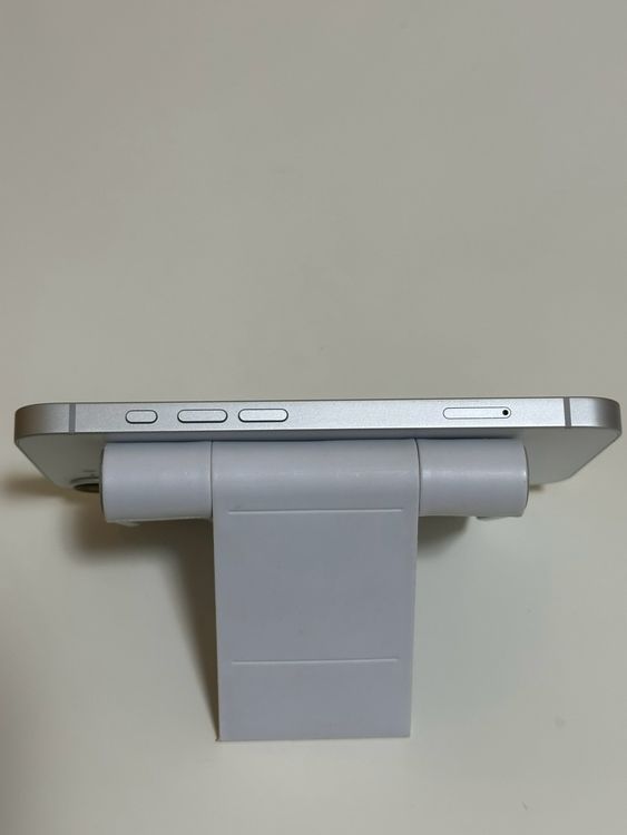 ���Хåƥ꡼100% SIM�ե꡼ iPhone16e 128GB �ۥ磻��