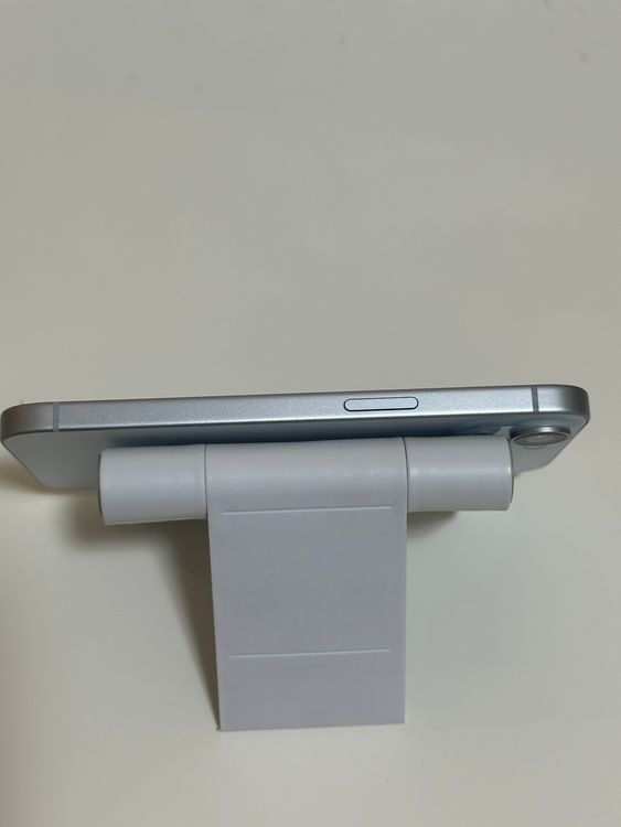 ���Хåƥ꡼98% SIM�ե꡼ iPhone15 128GB �֥롼