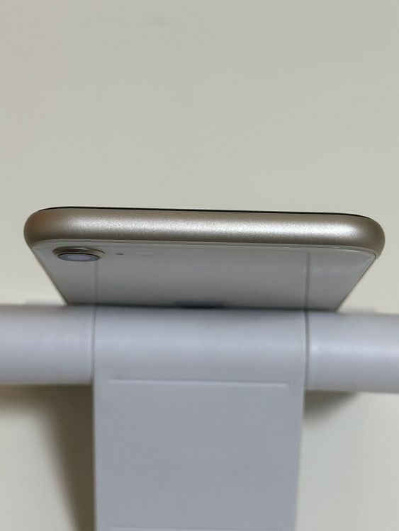 ���Хåƥ꡼89% SIM�ե꡼ iPhoneSE ��3���� 64GB �������饤��