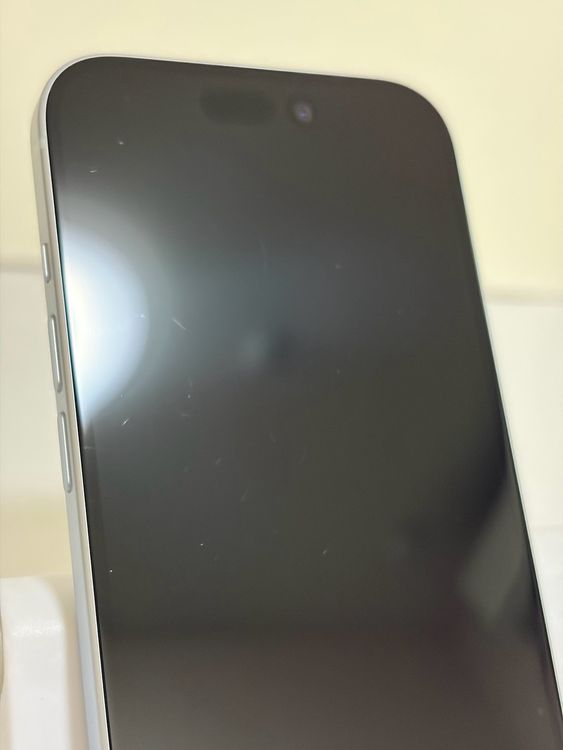 ���Хåƥ꡼83% SIM�ե꡼ iPhone15 128GB �֥롼
