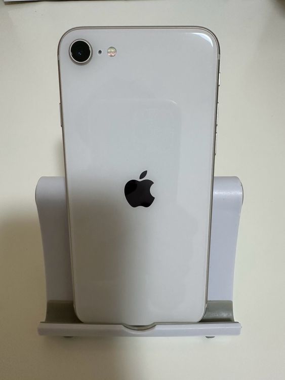 ���Хåƥ꡼83% SIM�ե꡼ iPhoneSE ��3���� 64GB �������饤��