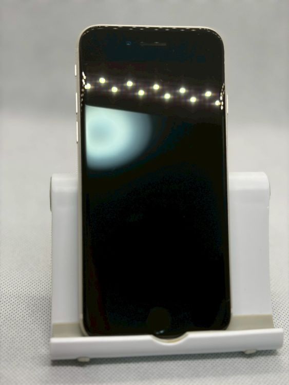 ��SIM�ե꡼ iPhoneSE ��3���� 128GB �������饤�� �Хåƥ꡼81%