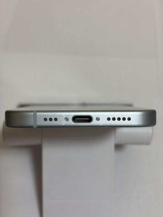 ���Хåƥ꡼87% SIM�ե꡼ iPhone15 128GB �֥롼