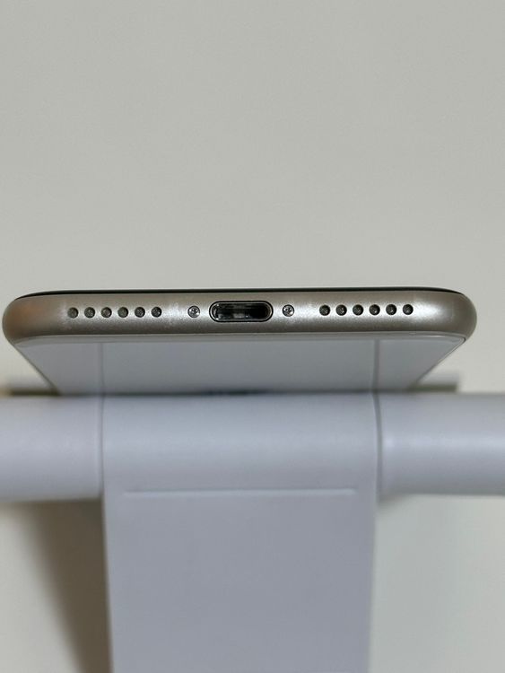 ���Хåƥ꡼85% SIM�ե꡼ iPhoneSE ��3���� 128GB �������饤��