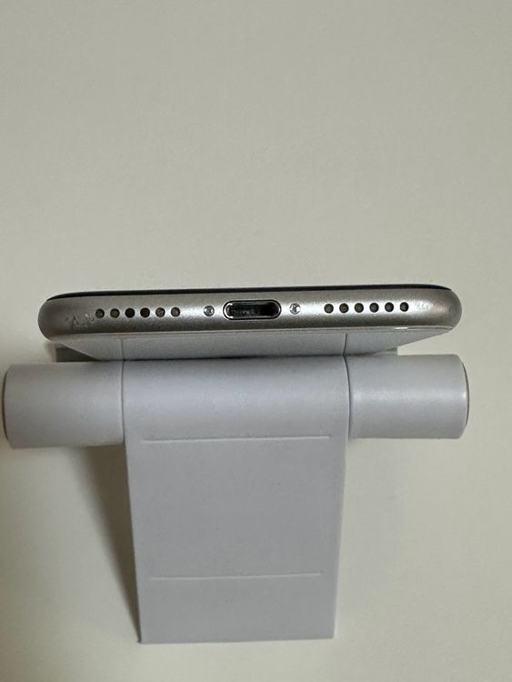 ���Хåƥ꡼80% SIM�ե꡼ iPhoneSE ��2���� 64GB �ۥ磻��