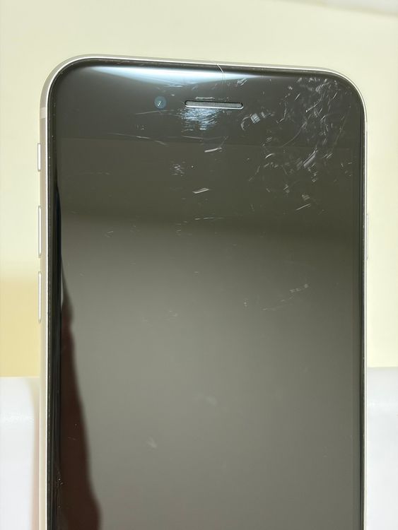 ���Хåƥ꡼83% SIM�ե꡼ iPhoneSE ��2���� 64GB �ۥ磻��