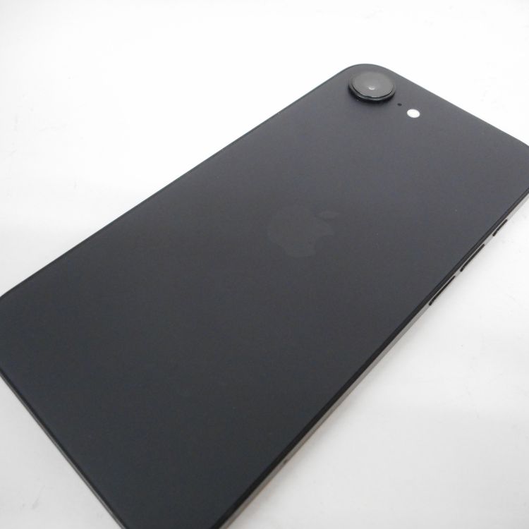 �ڼ��ߤʤߡۢ�ID146��au��iPhone 16e 256GB �֥�å�