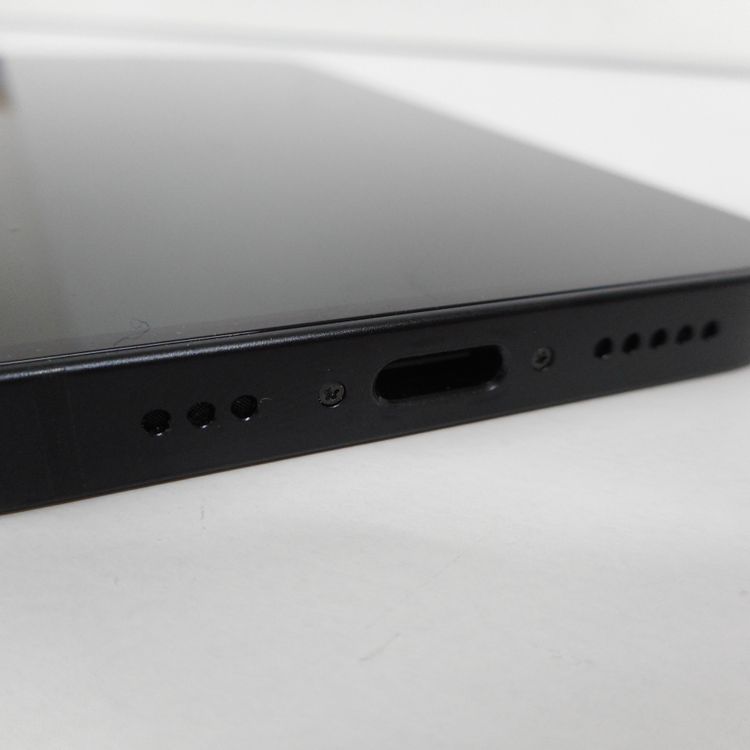 �ڼ��ߤʤߡۢ�ID146��au��iPhone 16e 256GB �֥�å�