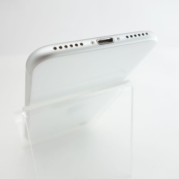 ��SIM�ե꡼��iPhoneSE2 64GB �ۥ磻�� ����82�� �������¡�