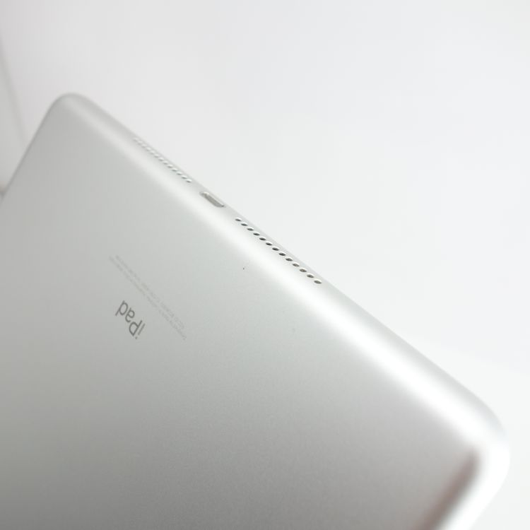 【9.7インチ】iPad 第6世代 128GB シルバー 電池100% 訳あり美品