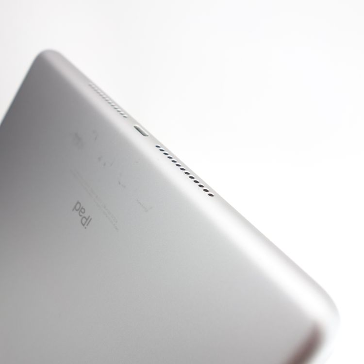 ��9.7�������iPad ��5���� 32GB ���ڡ������쥤 ����90�� Wi-Fi��ǥ�
