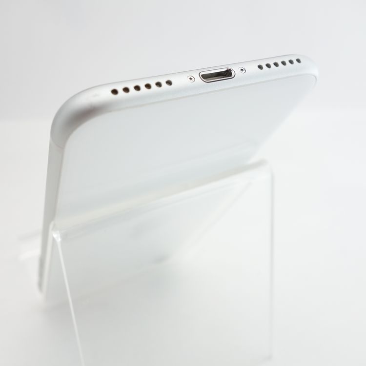 ��SIM�ե꡼��iPhoneSE2 128GB �ۥ磻�� ����84�� �������¡�