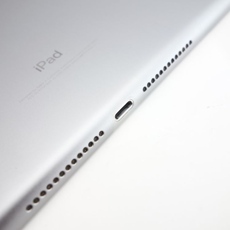 ��9.7�������iPad ��5���� 32GB ���ڡ������쥤 ����94% SIM�ե꡼