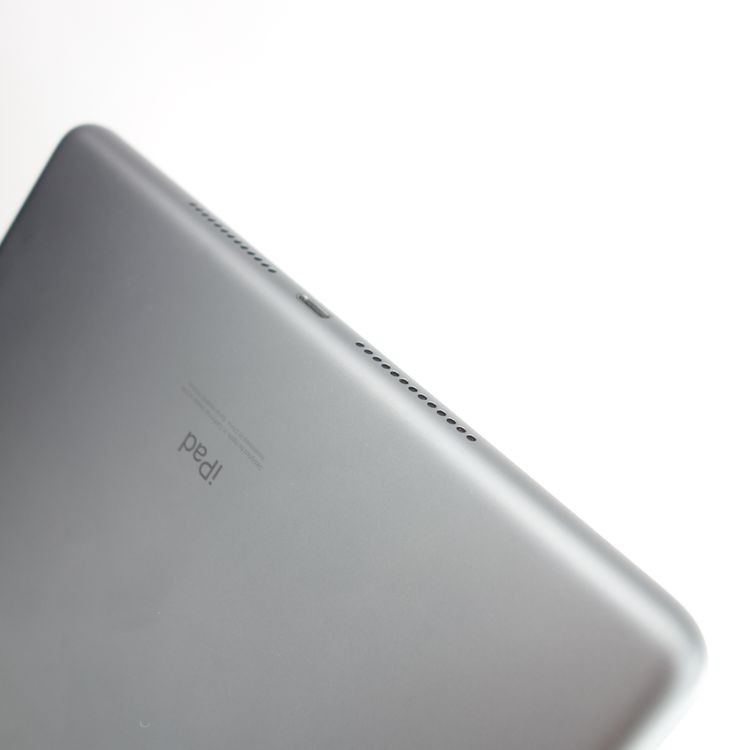 ��10.2�������iPad ��8���� 32GB ���ڡ������쥤 ����93�� Wi-Fi��ǥ�