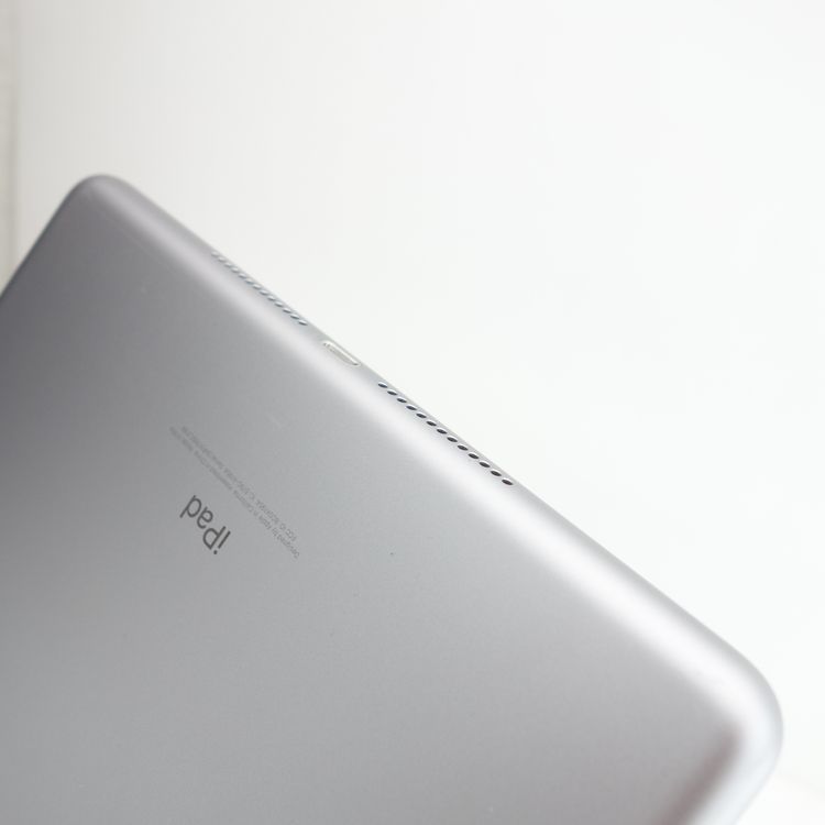 ��9.7�������iPad ��6���� 32GB ���ڡ������쥤 ����97% SIM�ե꡼