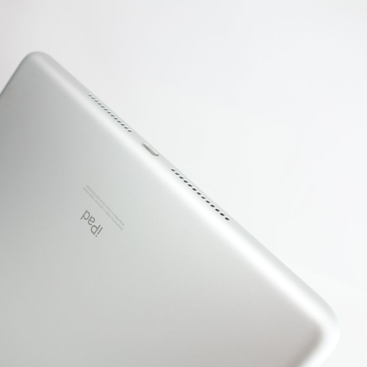 ��10.2�������iPad ��8���� 32GB ����С� ����90�� SIM�ե꡼