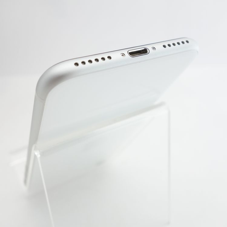 ��SIM�ե꡼��iPhoneSE2 64GB �ۥ磻�� ����88�� �������¡�