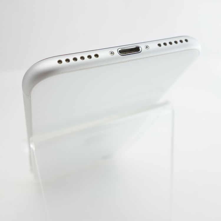 ��SIM�ե꡼��iPhoneSE2 64GB �ۥ磻�� ����83�� �������¡�