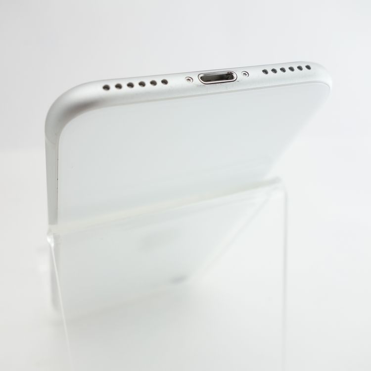 【SIMフリー】iPhoneSE2 64GB ホワイト 電池81% 利用制限〇