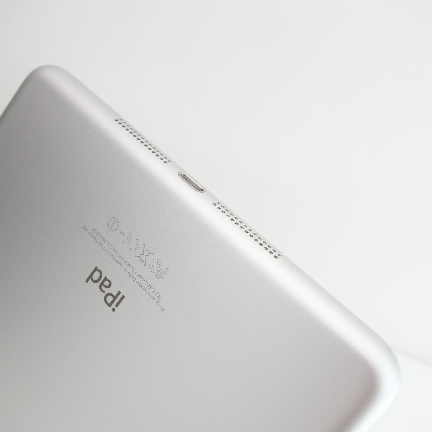 ムスビー｜【7.9インチ】iPad mini Retina 16GB シルバー 電池82％ au 