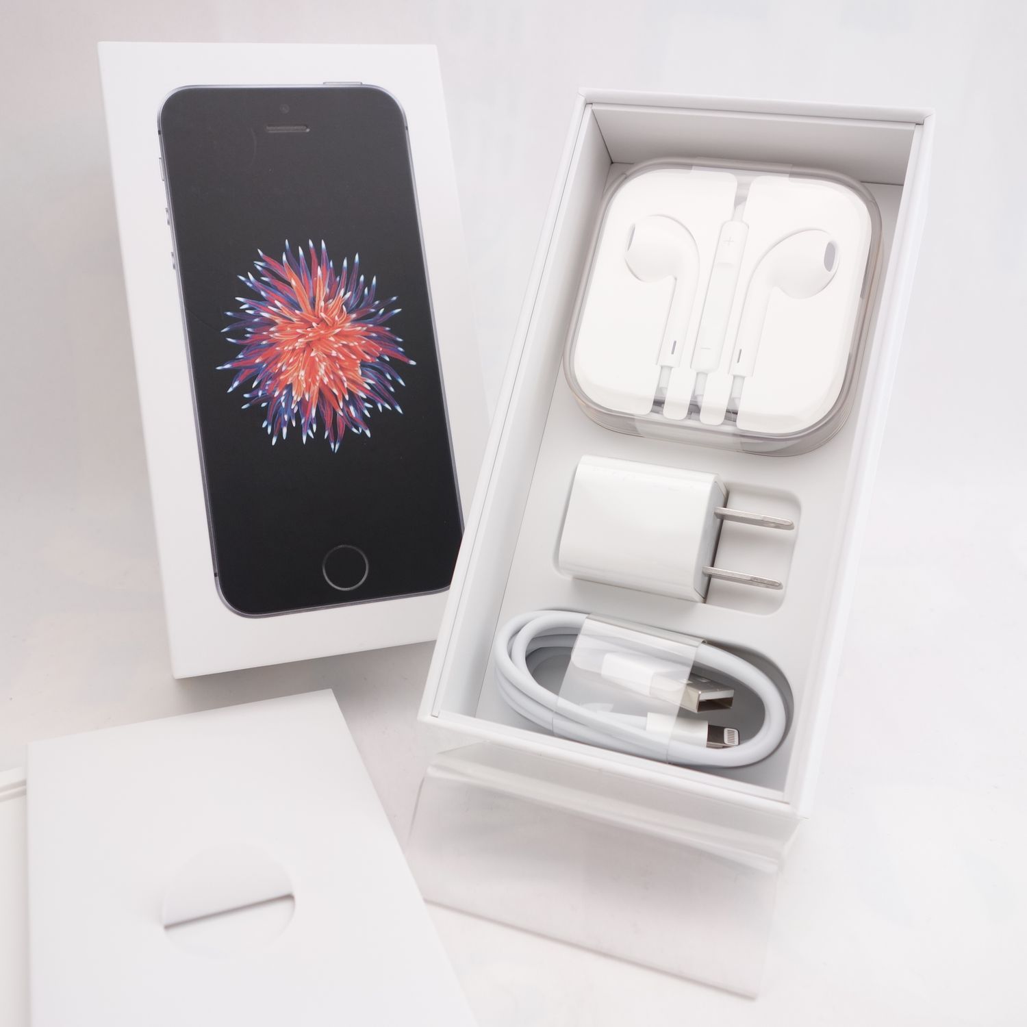 iPhone SE 128GB 保て スペースグレイ 